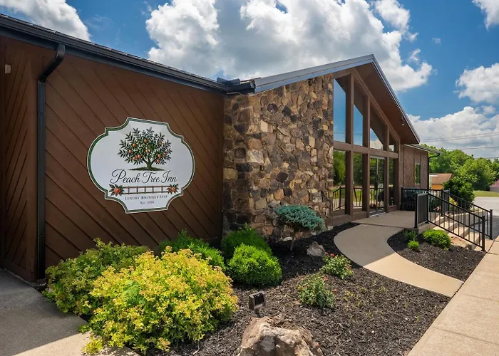 Inn King Suite, Hot Tubs, Cobden