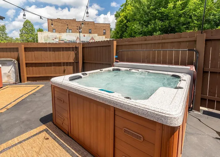 King Suite, Hot Tubs, Inn *