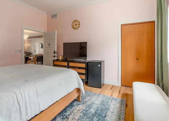 King Suite, Hot Tubs, Inn *