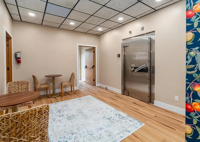King Suite, Hot Tubs, Inn *