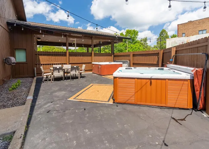 King Suite, Hot Tubs, Inn Cobden